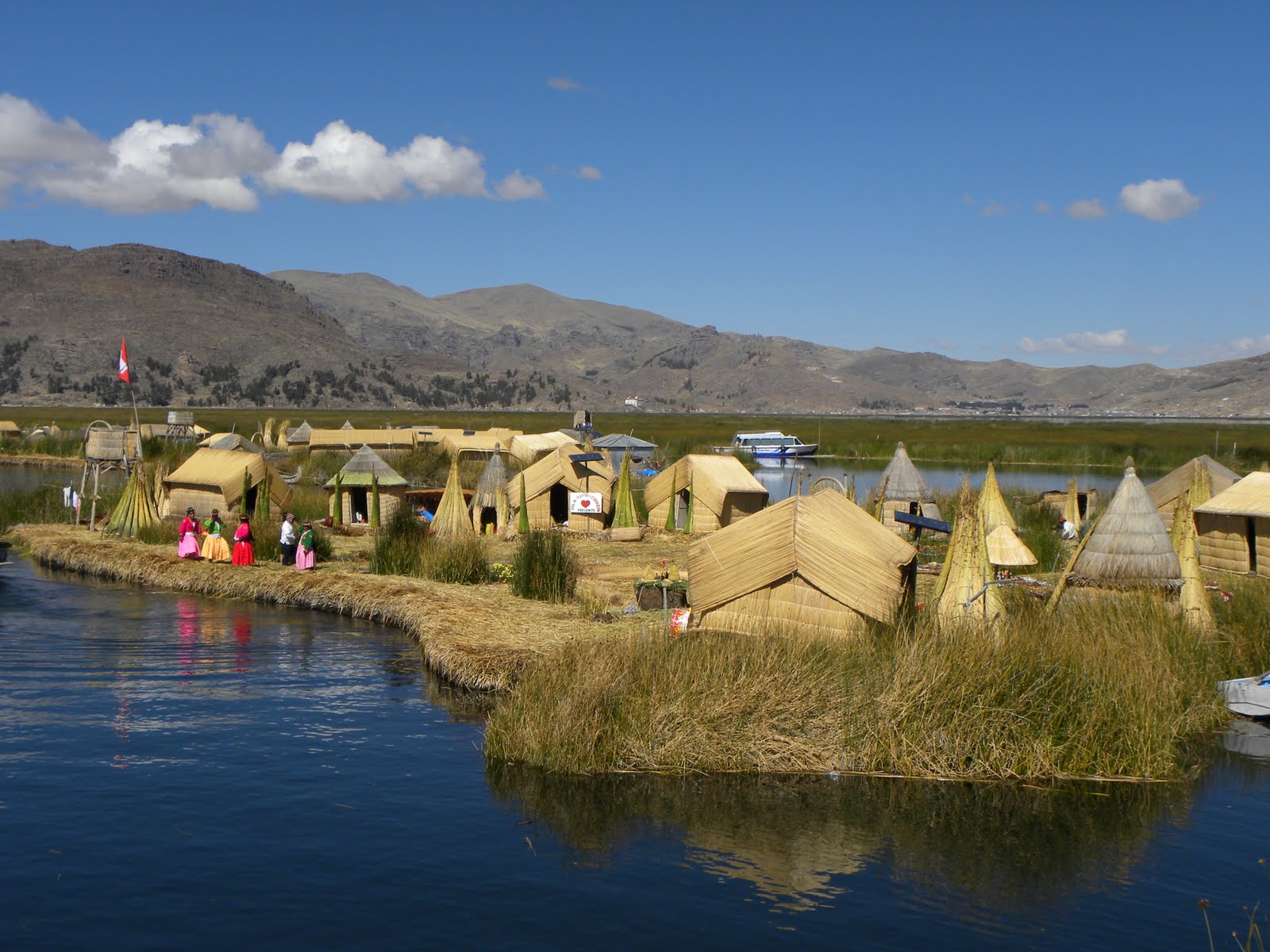 Uros & Isla de Taquile (Lago Titicaca) / PM Bus Puno – Cusco.